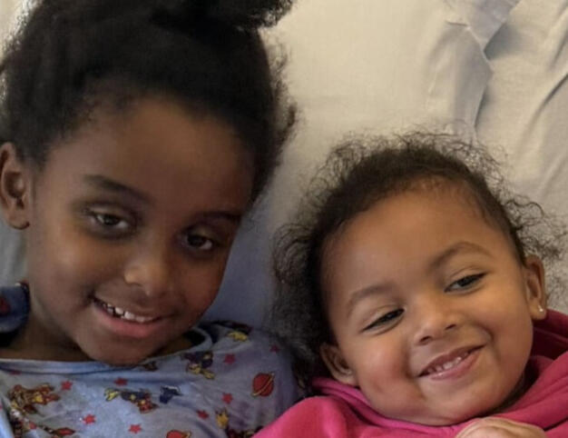 Melo & her sister Paris: the hospital bed is big enough for two sisters to bond with love.